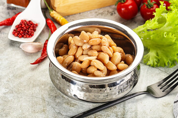 White canned beans in the bowl