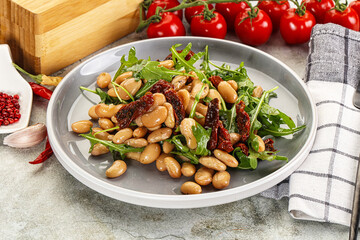 White canned beans with arugula and dry tomatoes