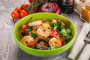 Salad with prawn and quinoa