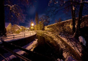 Naklejka premium bridge over the river at night