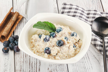 Oats porridge with blueberry