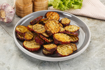 Baked red batat slices with herbs