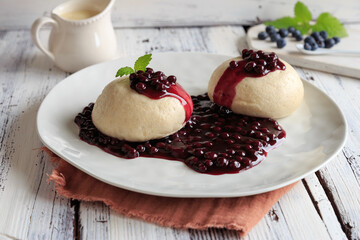 Hefeklöße mit Waldheidelbeeren