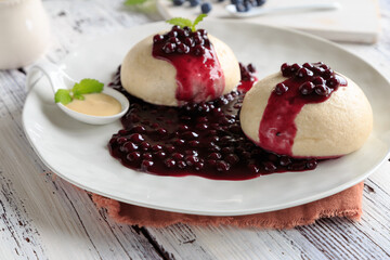Germknödel mit Heidelbeeren