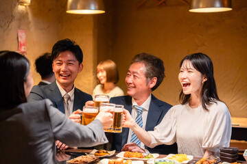 居酒屋で乾杯するビジネスパーソン