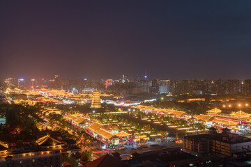 Obraz premium Night view of the Big Wild Goose Pagoda in Xi'an, China