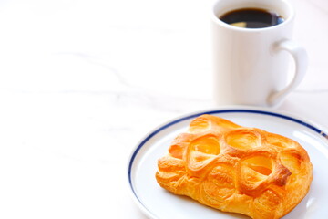 サクサクしたパイ生地が美味しそうなアップルパイと、淹れたてのコーヒーで、おやつの時間