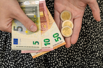 Kobieta trzymająca pieniądze w walucie Europy, euro, oszczędności jednostki 