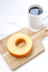 美味しそうなバウムクーヘンと、淹れたてのフレッシュなコーヒーで、コーヒーブレイク
