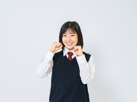 ガッツポーズする女子学生