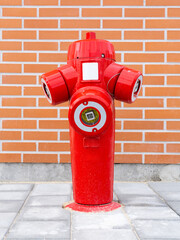 Une borne d'incendie sur un trottoir