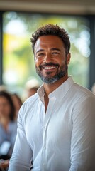 Naklejka premium Confident businessman smiling during a professional conference presentation