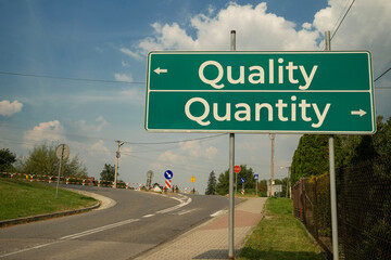Kierunkowskazy w różnych kierunkach z napisem QUALITY, QUANTITY © siwyk