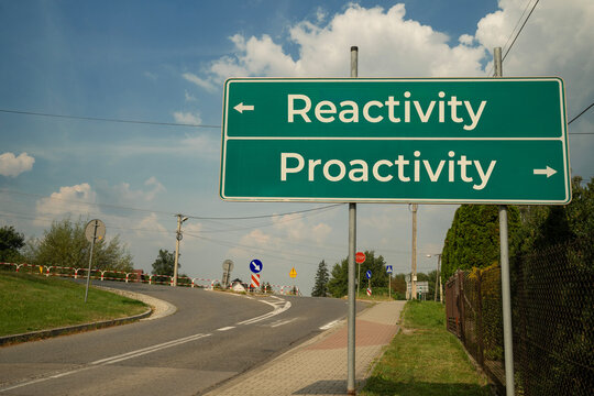 tablica przy drodze z z napisem i kierunkiem - reactivity, proactivity w słoneczny dzień