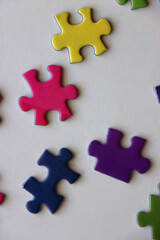 Obraz premium Colorful jigsaw puzzle pieces on white background. Flat lay.