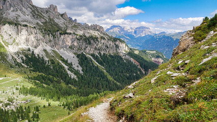 Blick beim Rifugio Roda di Varel und Baita Marino Pederiva über die Dolomitengipfel, u.a. Col Rodella, Piz Boe