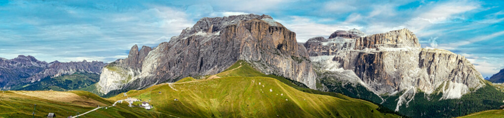Panorama vom Grödnertal über Sellastock zum Piz Boè und Sass Pordoi in den Dolomiten