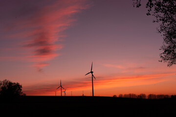 Windräder im rotem Himmel bei  Sonnenaufgang