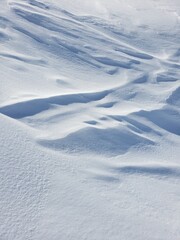 Joli texture de neige avec motifs aléatoires pendant une belle journée d'hiver ensoleillée à la station de ski de Vaujany, dans les Alpes françaises, près de Grenoble. 