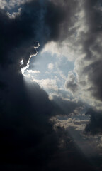 夏の積乱雲 青い空 薄明光線