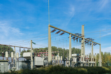 Obraz premium Industrial power substation under a clear blue sky