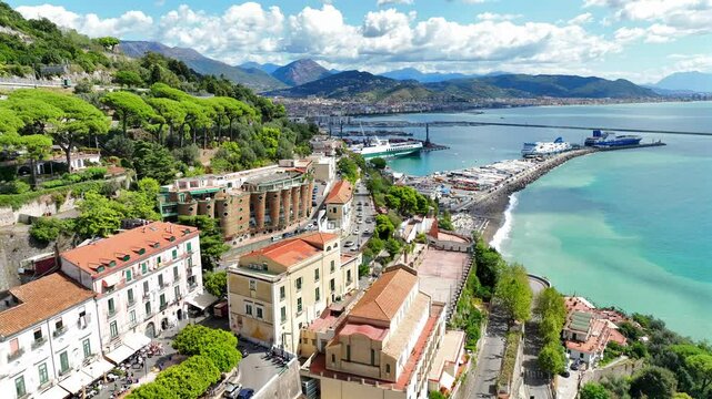 Vietri sul Mare e il porto commerciale di Salerno, Italia.
Vista aerea del borgo marinaro famoso per le ceramiche. meta turistica della Costiera Amalfitana.