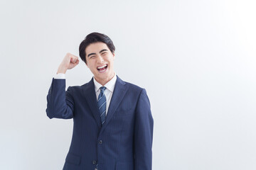 ガッツポーズする働くビジネスマン（白背景・白バック）