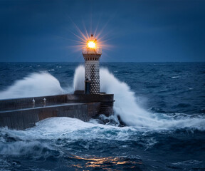 Lighthouse su di un molo in liguria , di notte, con mare mosso