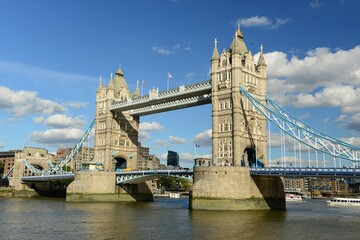Obraz premium London Bridge, England, U.K. City famous landmark on a sunny September day.