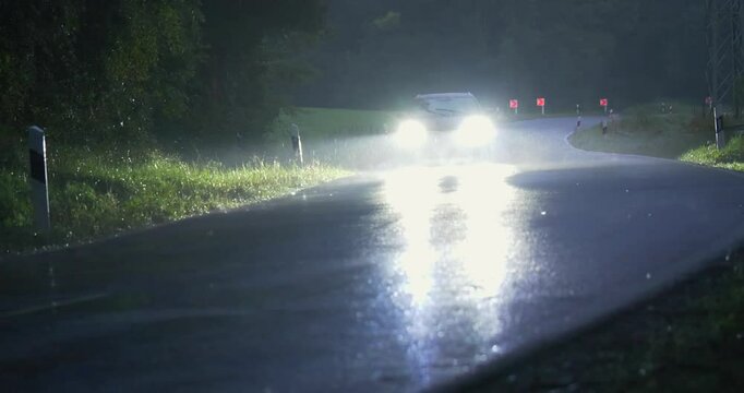 Strassenverkehr, Autos fahren in der D&auml;mmerung auf einer Landstra&szlig;e bei Regen, Bayern, Deutschland, Europa