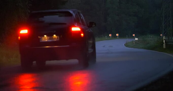 Strassenverkehr, Autos fahren in der D&auml;mmerung auf einer Landstra&szlig;e bei Regen, Bayern, Deutschland, Europa
