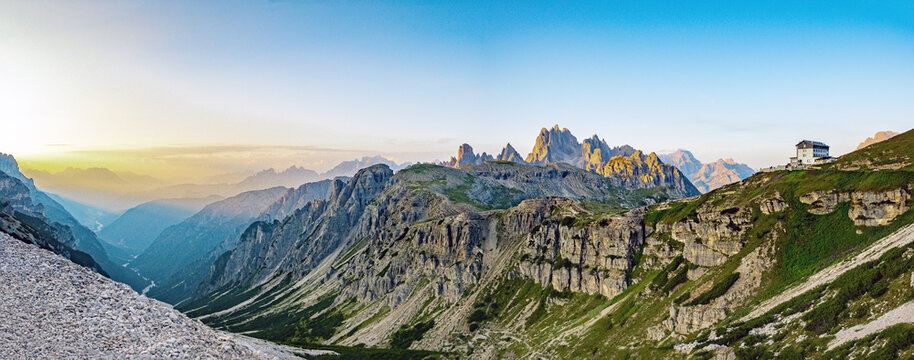Auronzo di Cadore, Veneto, Italia: Panoramic view in Sesto Dolomites with the Auronzo hut (Rifugio Auronzo) in the Tre Cime di Lavaredo.