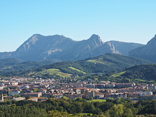 Obraz premium Paisaje desde Goiuria con vistas de la villa de Durango y el cresterio de Anboto - Alluitz de fondo