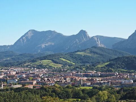 Paisaje desde Goiuria con vistas de la villa de Durango y el cresterio de Anboto - Alluitz de fondo