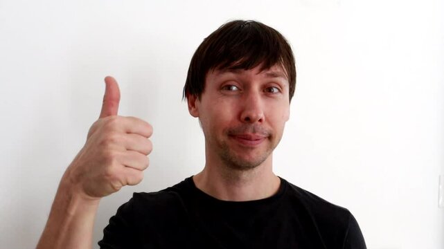 homem fazendo sinal de positivo 
