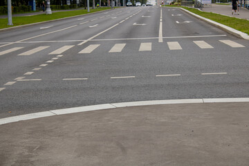 Obraz premium A vacant street features a pedestrian crosswalk positioned right in the center
