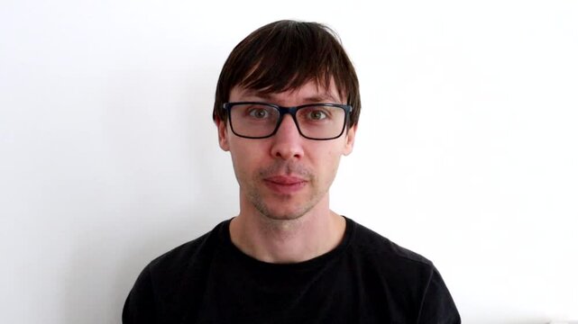homem usando &oacute;culos 