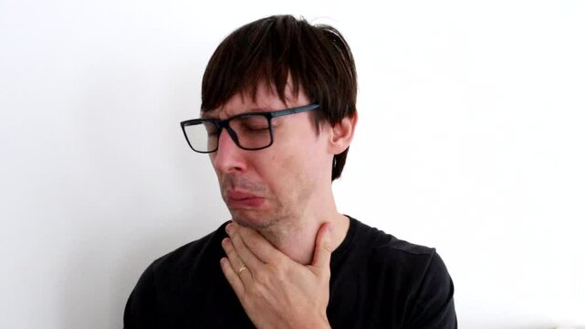 homem com cara de nojo 