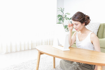 自宅でお化粧をする女性