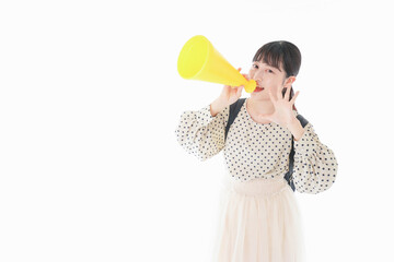 スポーツの応援をする若い女性