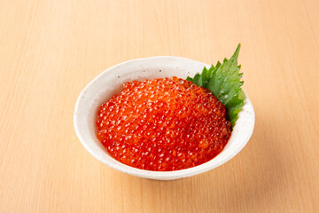 テーブルの上の新鮮ないくら