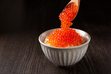 ご飯にいくらをのせる