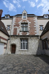 Façade de la maison gothique l'Hôtel de la Caisse à Chartres