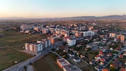 Stadt lipjan im kosovo am nachmittag 4