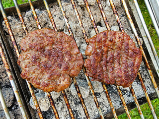 leckere Burger vom Holzkohle Grill