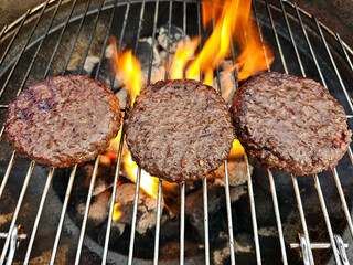 leckere Burger vom Holzkohle Grill