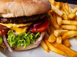 leckere Burger vom Holzkohle Grill