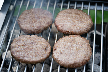 leckere Burger vom Holzkohle Grill