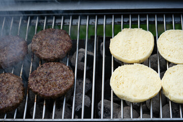 leckere Burger vom Holzkohle Grill
