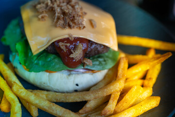 leckere Burger vom Holzkohle Grill